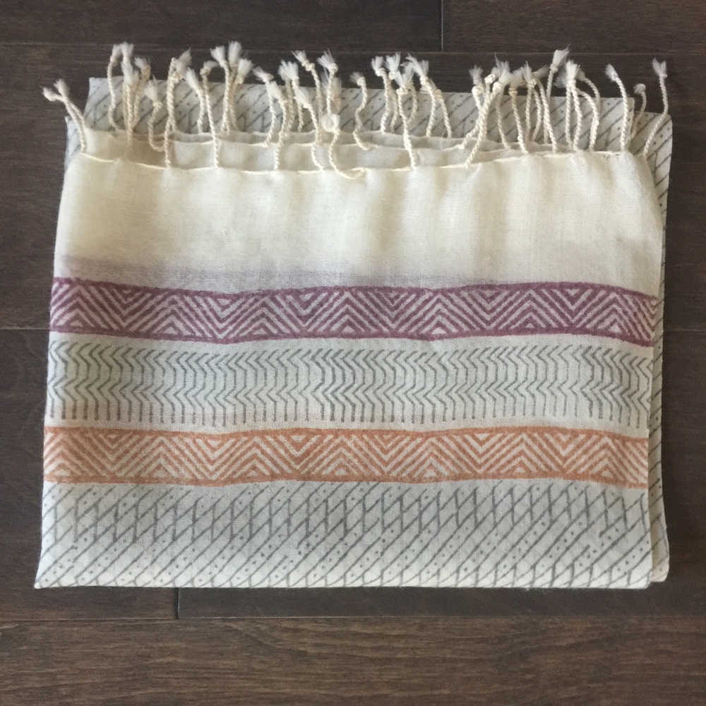 Scarf lightweight w/ linear design